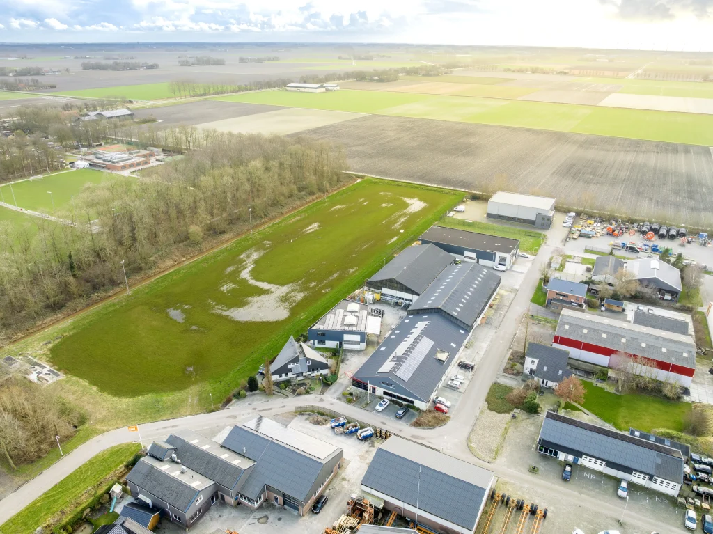 Luchtfoto van het bedrijfspand van Maldeko in Rutten, Noordoostpolder